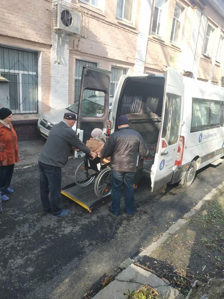 2022-04 senioři Donbas UA evakuace 08