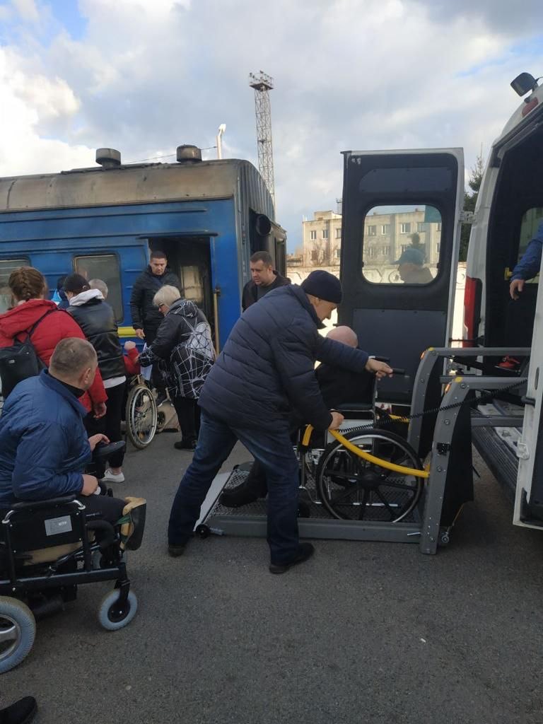 2022-04 senioři Donbas UA evakuace 10